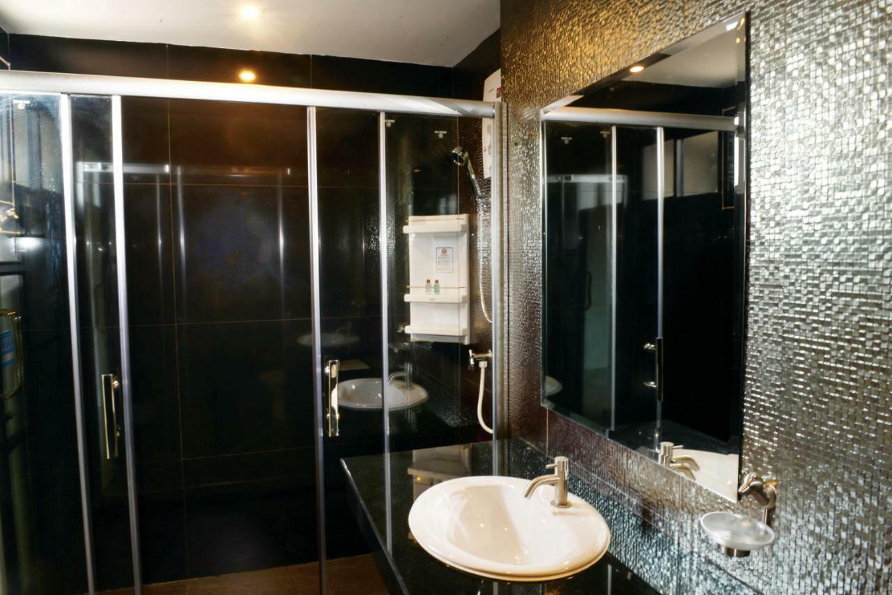 Db Plus 3 Bangkok Bagian luar foto